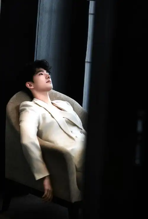 #杨洋汉玉白西装造型##杨洋乳酪色西装#