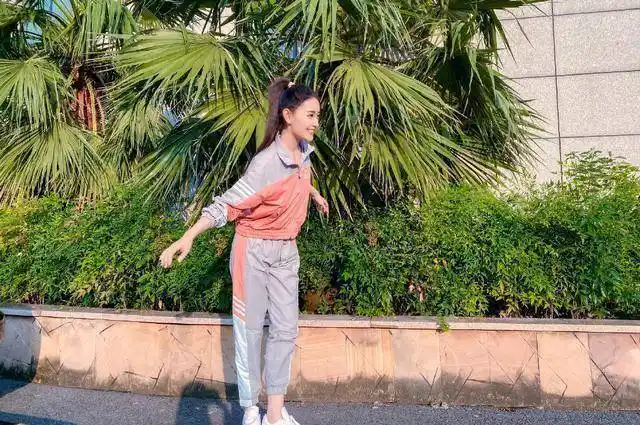 尤其是侧面的条纹设计,十分有特点,再加上蒋依依的高马尾,完全就是