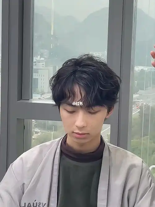 男生中长发烫发