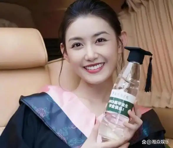 蒋依依迎来大学毕业,毕业照甜美可人,网友:她更有辨识度