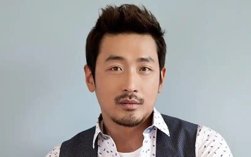 看似严肃,实则风趣,自带大叔感,韩国国宝级演员