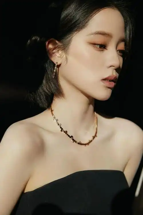 欧阳娜娜穿抹胸短裙秀事业线