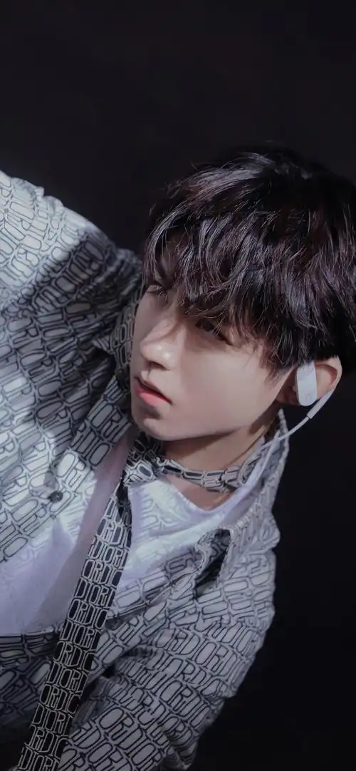 王俊凯男孩图片阳光帅气侧脸高清手机壁纸