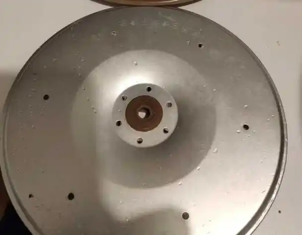 苏泊尔电饭煲(下图)这个锅的锅盖怎么拆下来清洗啊?