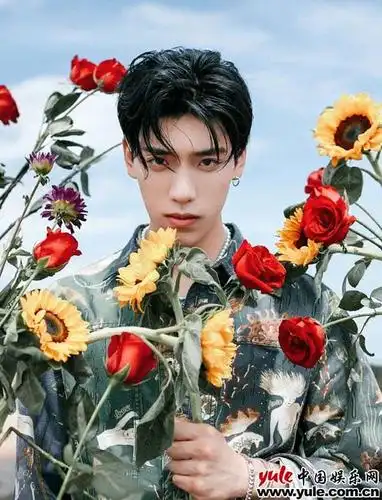 王子异生日海边大片夏日少年音乐回馈粉丝