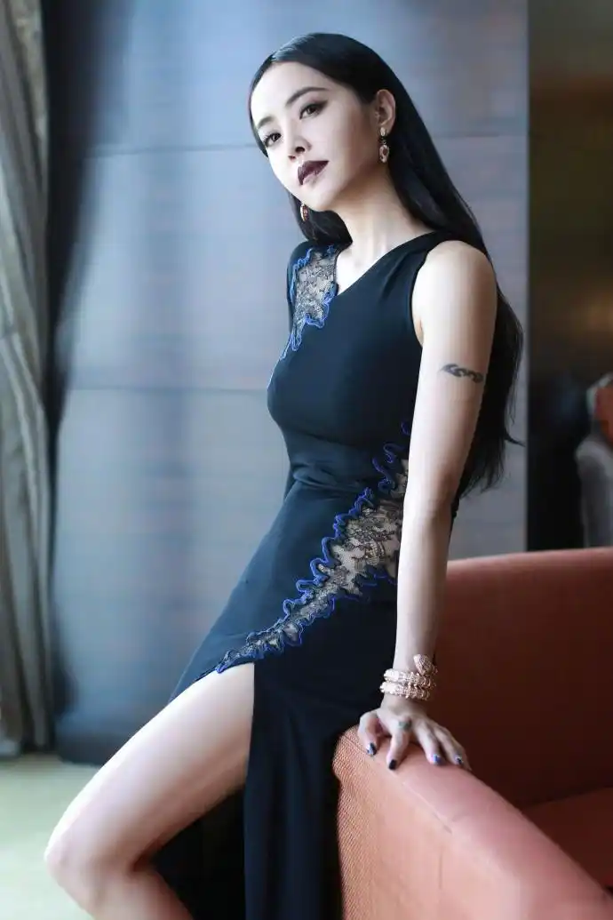 蔡依林高开叉礼服裙性感妩媚出席活动,侧面的蕾丝镂空太诱人.