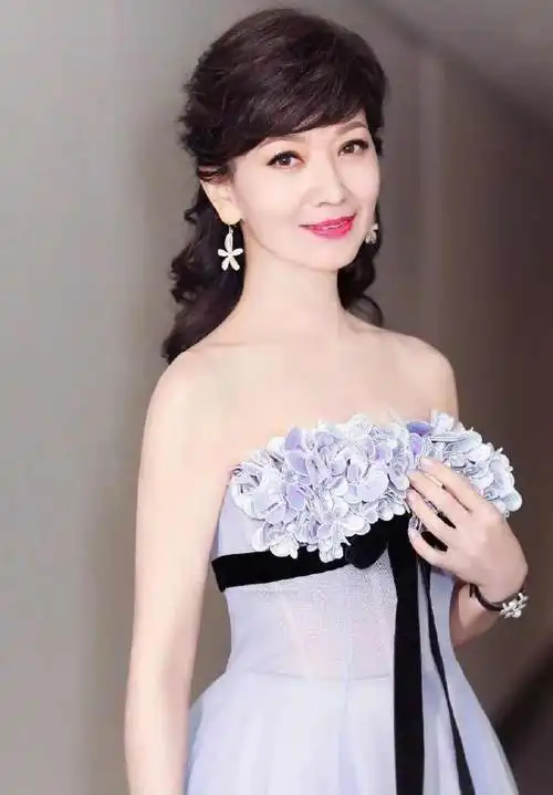 65岁的赵雅芝好拼!衣品开挂穿成少女,堪称"奶奶穿搭模板"