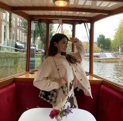 郑恺前女友与好友聚会,五官出众笑容甜美,满屏少女气息太养眼_程晓玥