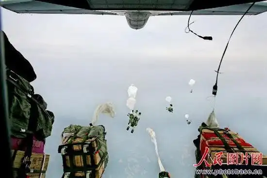 图文:空军大型运输机实施空投食品帐篷等物资