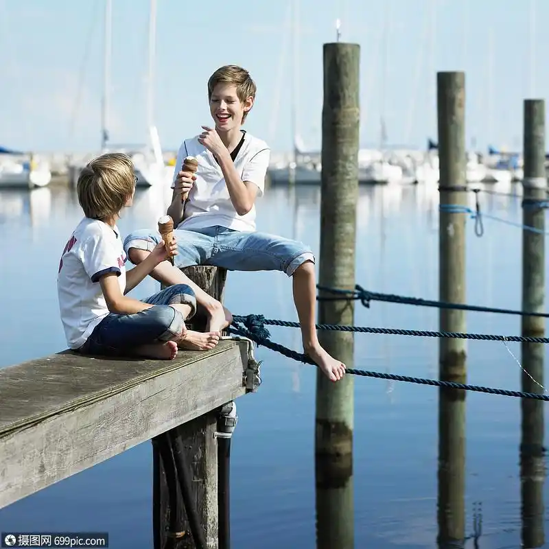 男孩们在码头上吃冰淇淋