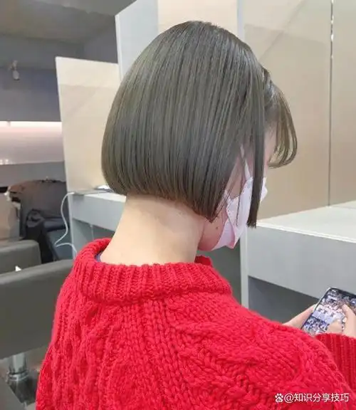 而超短波波头,无疑是一种深受女生喜爱的发型,它不仅展现出俏皮活泼的