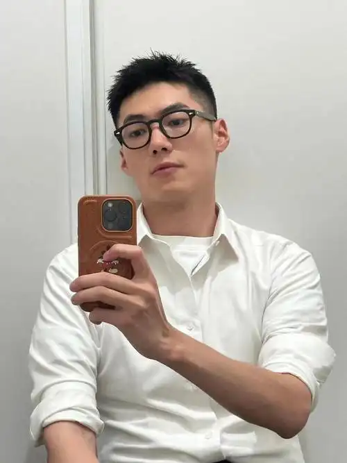 前刺发型是最近几年男生们比较流行的一款造型,非常百搭,18岁到35岁