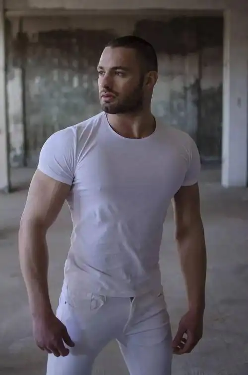 是他第一登上的第一本大刊《adon》,ins上只有900人关注的小透明男模