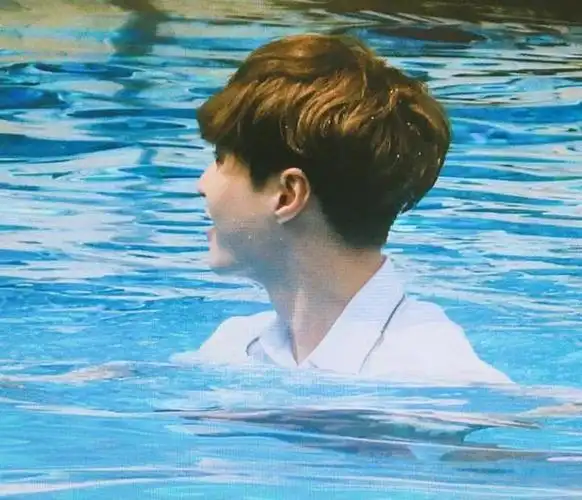 张艺兴落水照曝光,黄头发白衬衫在阳光照射下