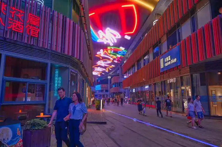 苏州园区圆融时代广场天幕赛博朋克