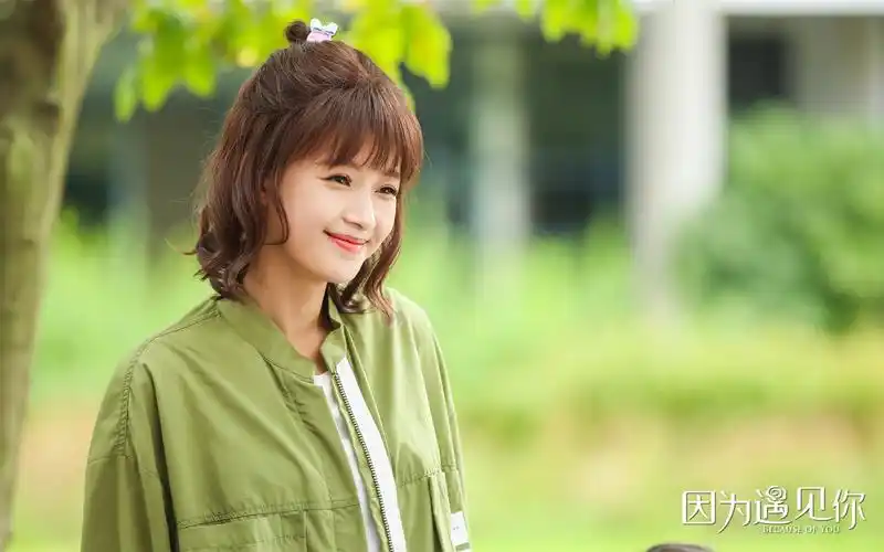 《因为遇见你》剧组准备了大量精美别致的刺绣作品作为道具,主演们