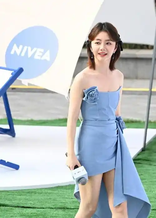 谭松韵又扮少女了,穿浅蓝色牛仔裙暴露微胖身材,法令纹暴露年龄_风格