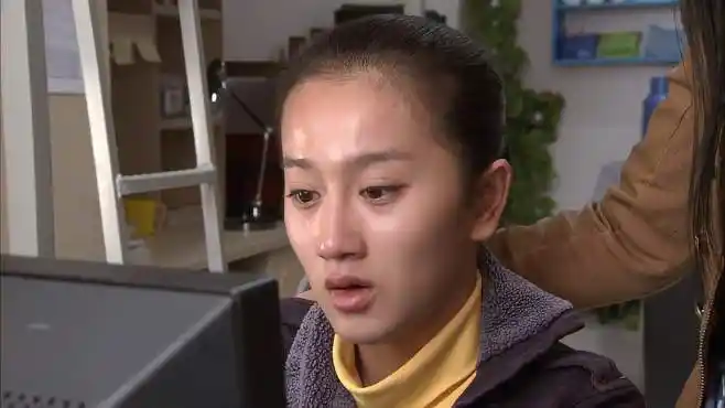 穷孩子:富孩子把结婚照发到网上,燕子看见新娘竟是自己,泪崩了-影视综