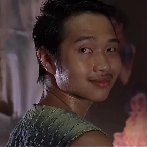 求图片,周星驰电影功夫里面酱爆理发那个理发时回过头来看周星驰