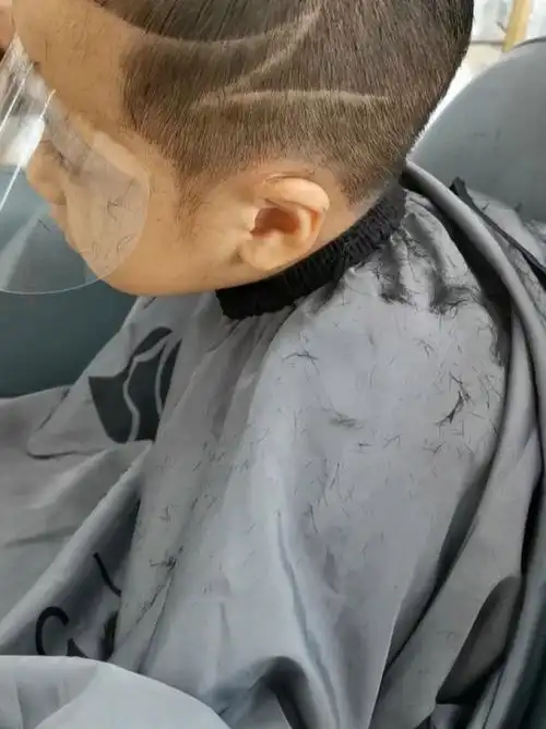 短发刮痕发型图案超级多,闪电头发型炫酷吸睛回头率高,萌萌哒小男孩