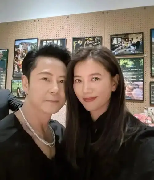 袁咏仪和朋友一起过520,化淡妆出镜气质好,张智霖皱纹好多