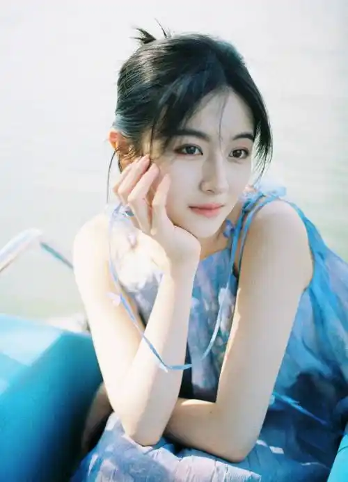 手臂上还有带带子的花瓣设计,是李兰迪协调的.夏天的她是氧气少女.