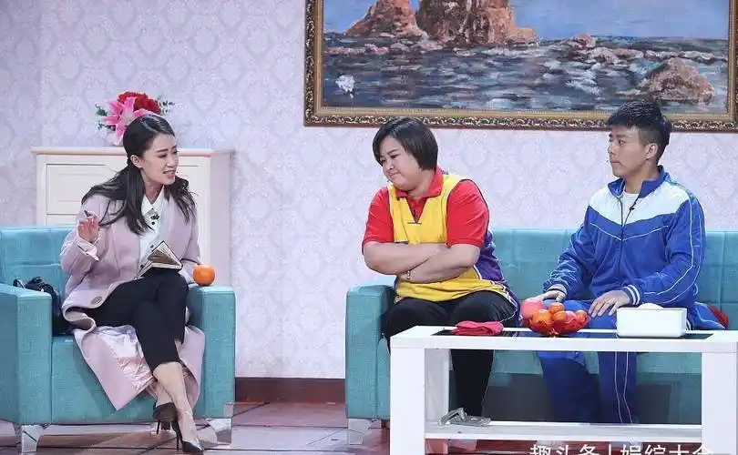 张小斐:拜师冯巩,签约贾玲,4登舞台的她,为何才被观众熟知_表演_喜剧