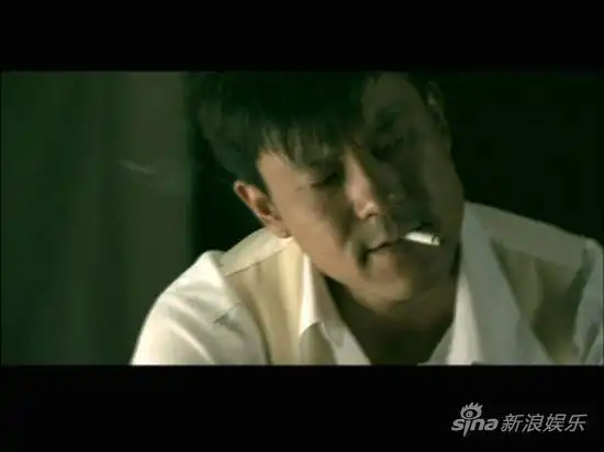 《风声传奇》热播 酷刑烟酒戏份惹争议(图)