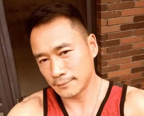 54岁武松丁海峰在美国树林砍柴烤肉豪宅尽显气派