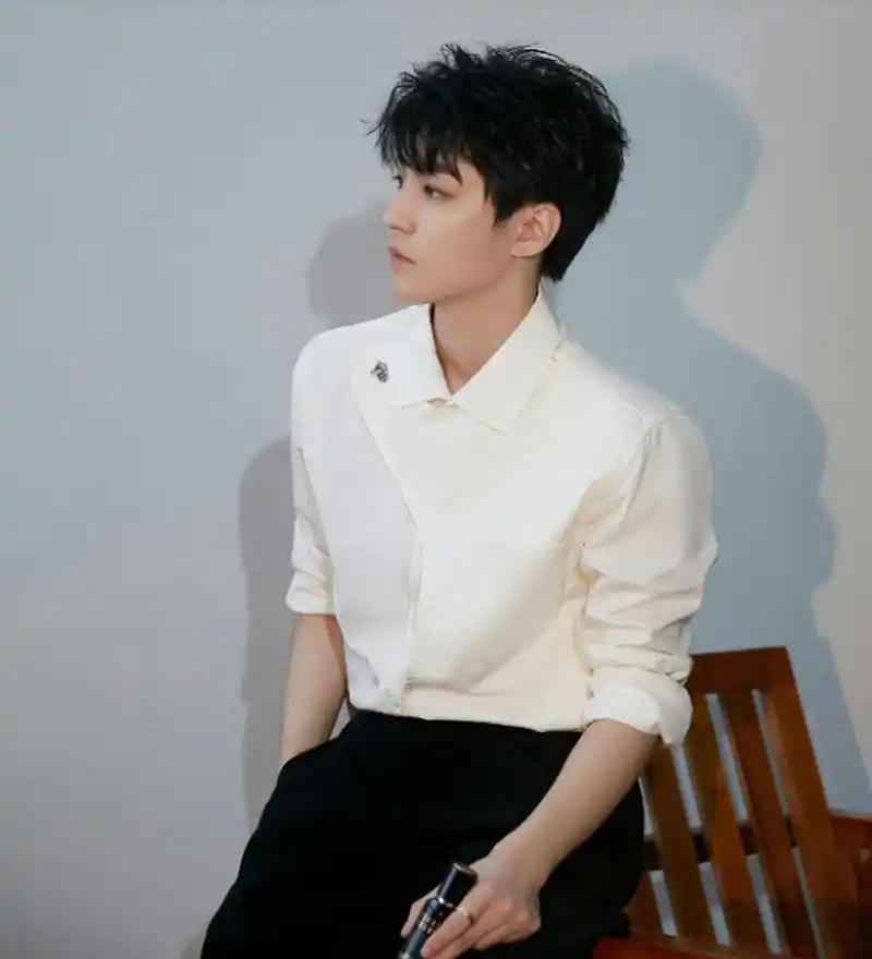 王源活动图,白衬衫搭配黑色长裤,简单俊逸的造型,春日清新的邂逅,太帅
