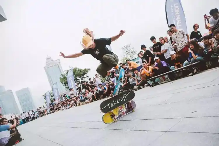 ▼带来了精彩的热场表演热街滑板/97长板赞助滑手山