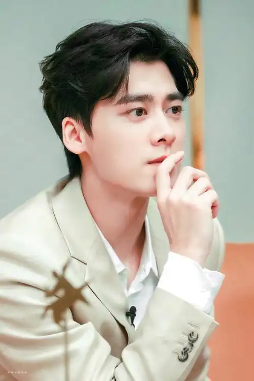 李易峰香槟色西装造型