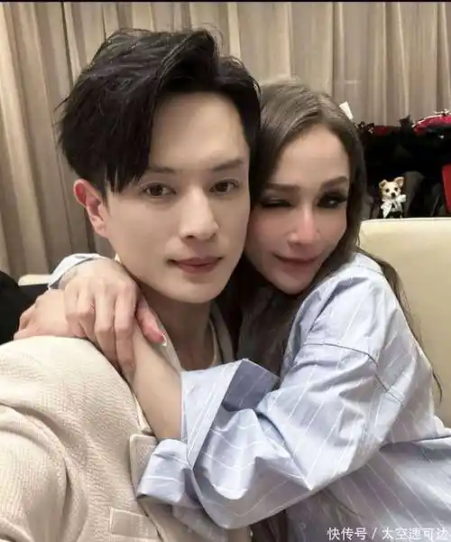 男子晒与萧亚轩合照共同跨年,网友:你一看年龄就超25不会是男友