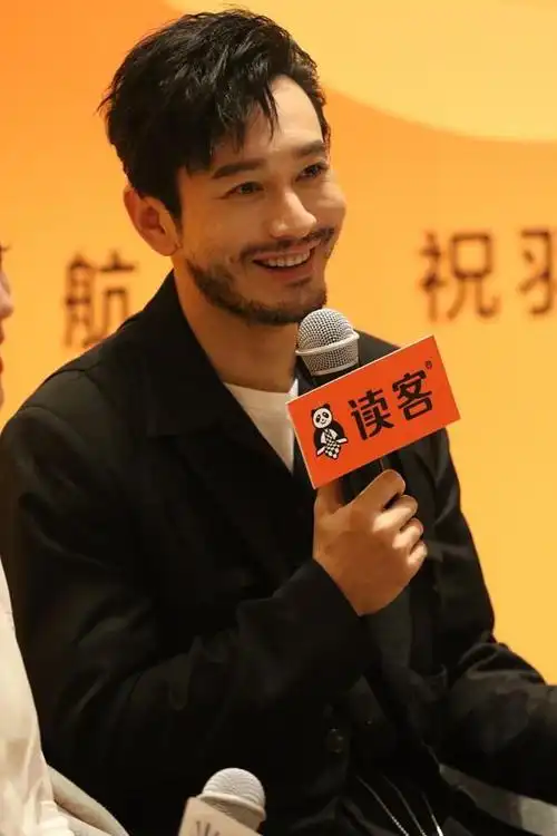 黄晓明留胡须现身读者见面会 与粉丝互动笑容阳光可爱