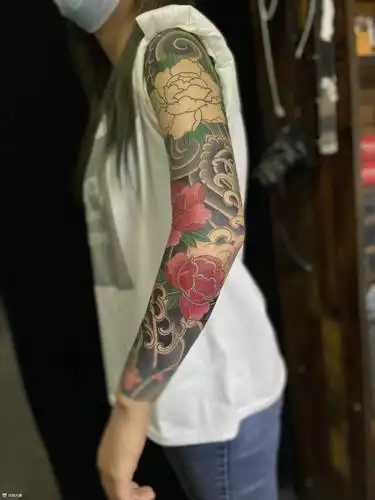 花臂,牡丹!手臂老传统 作品简介:无微信联系花臂,牡丹!