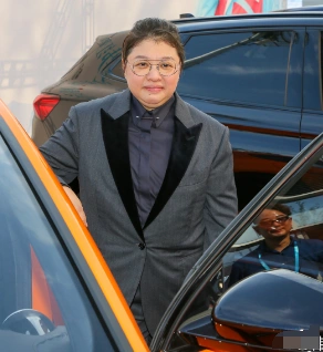 49岁韩红近照暴瘦认不出脸小了一圈双腿撑不起裤子