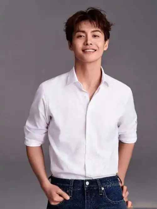 马天宇生日四宫格上线!去繁就简,经典白衬衫少年感拉满