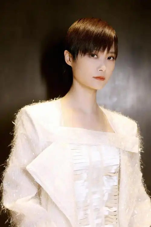 组图:李宇春一袭白裙套装气质温柔 舞台霸气开唱气场全开