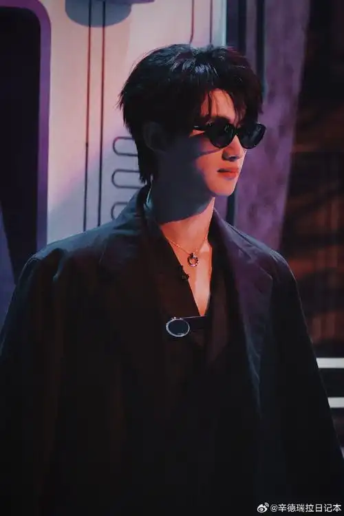 丁程鑫一款小孩总#将头发梳成大人模样,穿上一身帅气西装,小孩总的