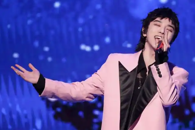 华人春晚华晨宇身穿粉西服温暖献唱新歌超好听