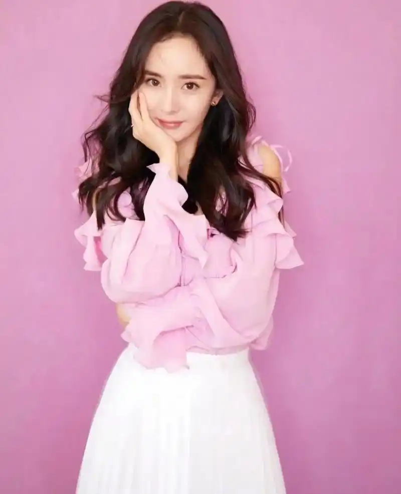 杨幂身穿粉色上衣搭配白色半身裙,清新俏丽,温柔甜美,满满的少女感!