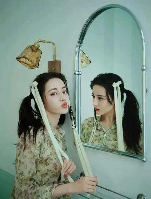 迪丽热巴穿碎花套装少女感十足晒云祝高考加油