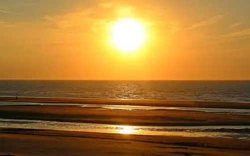 太阳与海意境风景
