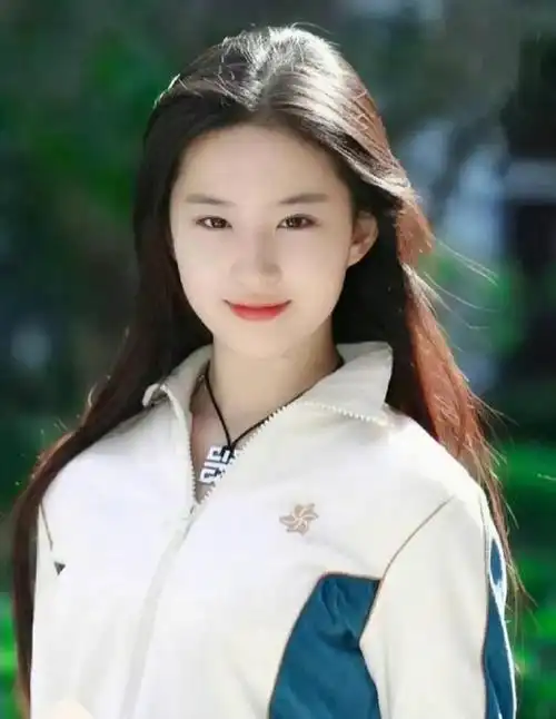 照片中,刘亦菲身穿运动服,笑容甜美,气质清新脱俗,让人一见倾心.