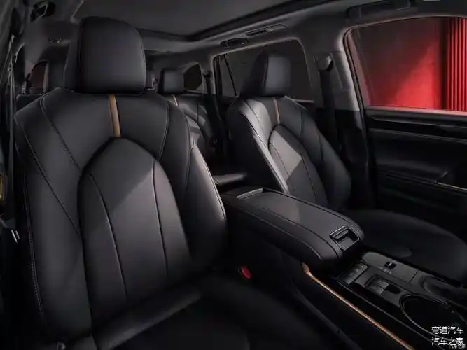 2024款丰田汉兰达的内饰升级主要包括以下几个方面