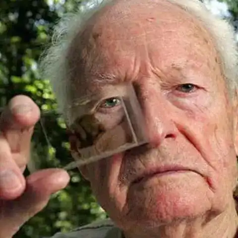 托马斯·斯托尔兹·哈维和爱因斯坦大脑切片.图源:comicvine.gamespot