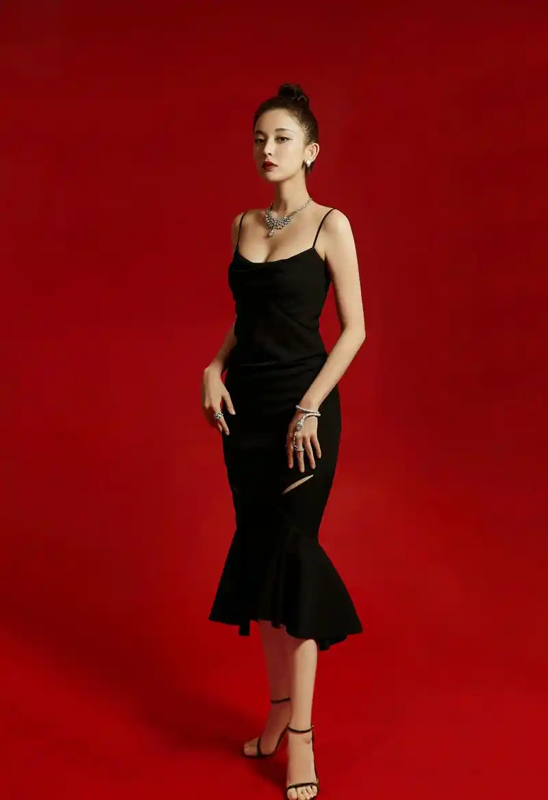 古力娜扎,黑色吊带紧身裙搭配一字带高跟鞋,性感红唇,扎个丸子头,优雅