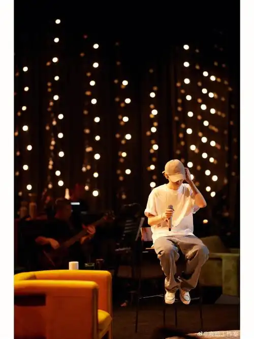 鹿晗演唱会有没有发现老高的腿好白啊,甚至还有点线条