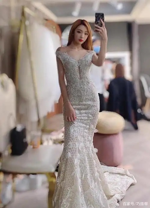 李紫婷礼服照来袭,白色深v裙子格外显眼,完美身材展露无遗