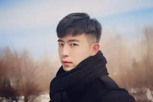 适合发际线高的13款男生短发_发型